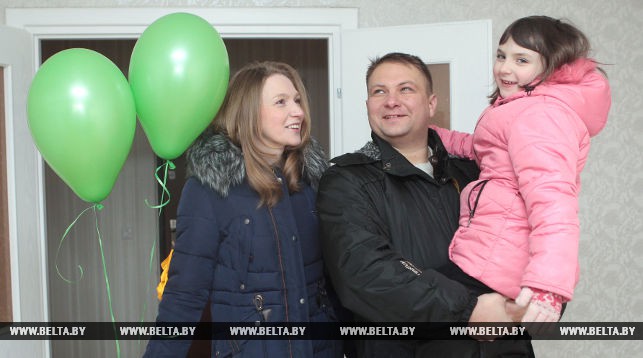 Новоселы Андрей, Ирина и Ариадна Цвирко в новой квартире