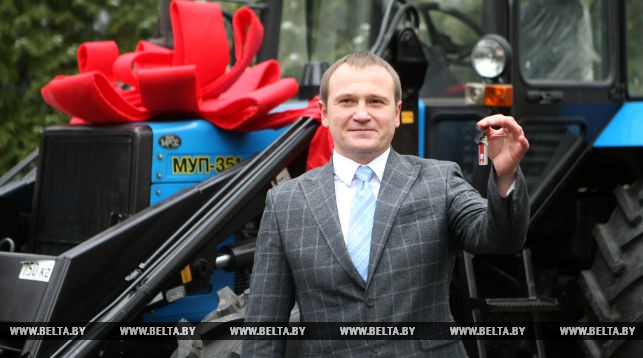 Сергей Камлюк с ключами от нового трактора