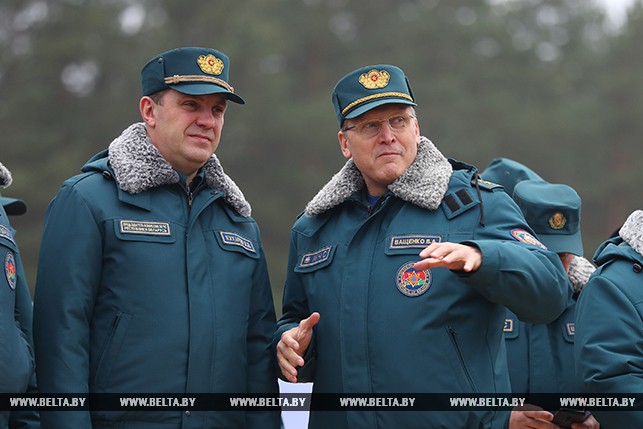 Заместитель премьер-министра Владимир Кухарев и министр по чрезвычайным ситуациям Владимир Ващенко