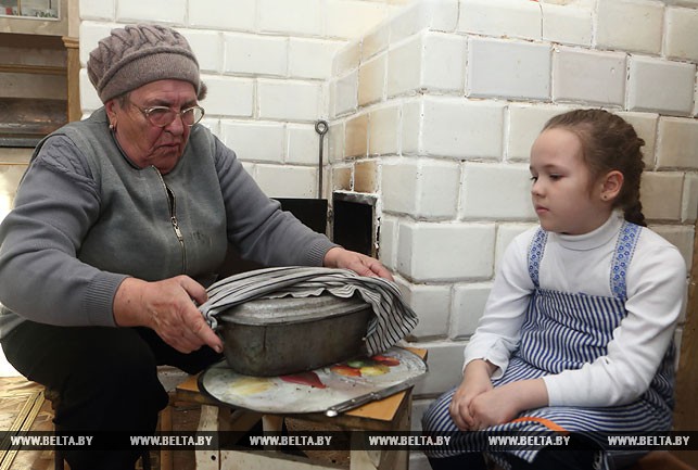 Каролина Будревич и ее внучка Эвелина Асянова готовит бабку