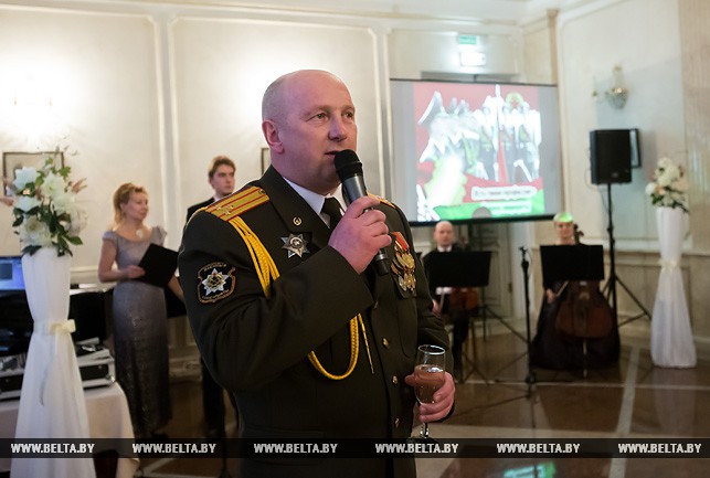 Начальника Брестского гарнизона полковник Евгений Зайцев обращается с речью к присутствующим