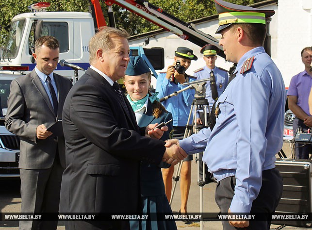 Анатолий Лис вручает ключи от патрульных автомобилей сотрудникам Госавтоинспекции области