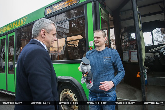 Подполковник милиции, заместитель начальника УВД Брестского облисполкома Владимир Китель вручает водителю автобуса символическую игрушку