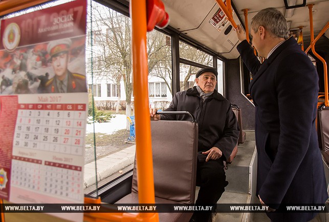Председатель областного Совета ветеранов ОВД и внутренних войск Георгий Любарский в тематическом автобусе