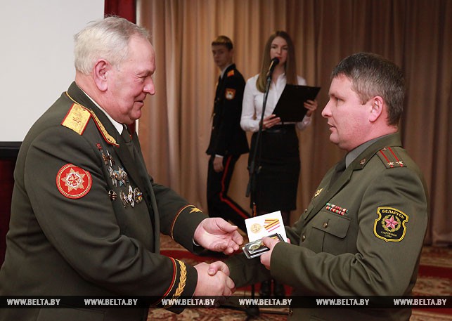 Председатель центрального совета ДОСААФ Иван Дырман вручает медаль командиру 188 гвардейской инженерной бригады, гвардии подполковнику Валерию Журавлеву.