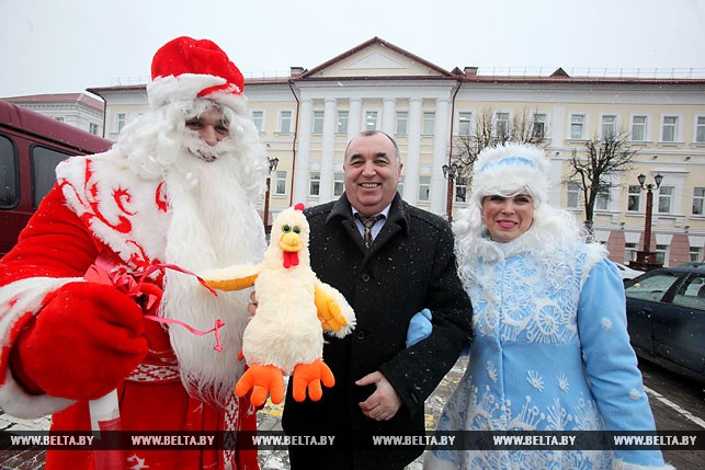 Дед Мороз и Снегурочка поздравляют председателя Полоцкого райисполкома, сенатора Николая Шевчука