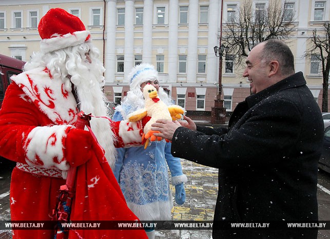 Дед Мороз и Снегурочка поздравляют председателя Полоцкого райисполкома, сенатора Николая Шевчука