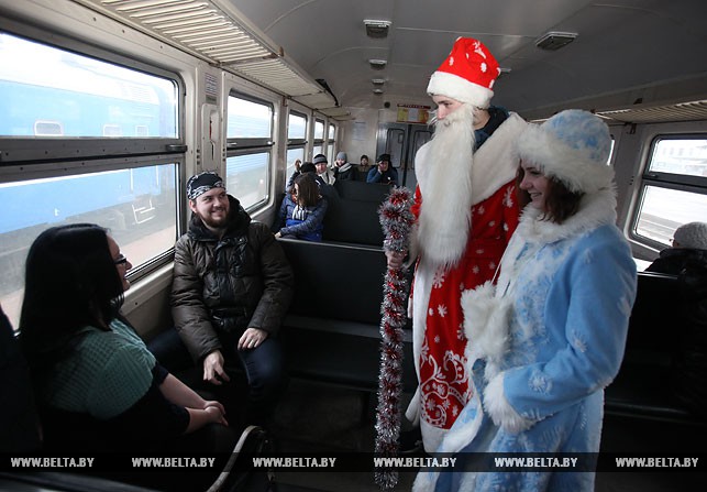 Дед Мороз и Снегурочка поздравляют с Новым годом участников новогоднего состава , который отправился из Полоцка в Витебск
