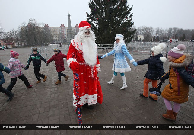 Дед Мороз и Снегурочка во время поздравлений в Полоцке
