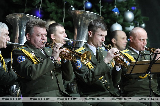 Выступает оркестр 103-й отдельной гвардейской воздушно-десантной бригады