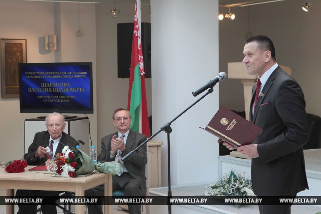 Председатель Постоянной комиссии по экономике, бюджету и финансам Совета Республики Владимир Пантюхов поздравляет юбиляра.