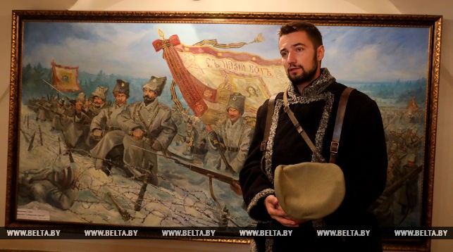 Владимир Сайко на презентации своей картины "Сибирские стрелки", которую он подарил музею