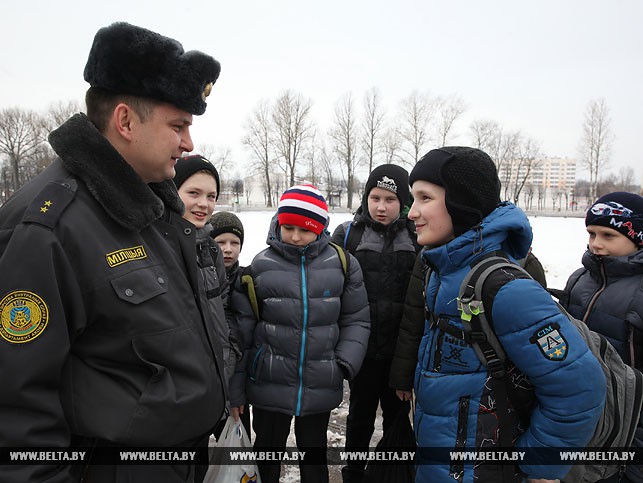 Сергей Баталко беседует с одноклассниками Никиты