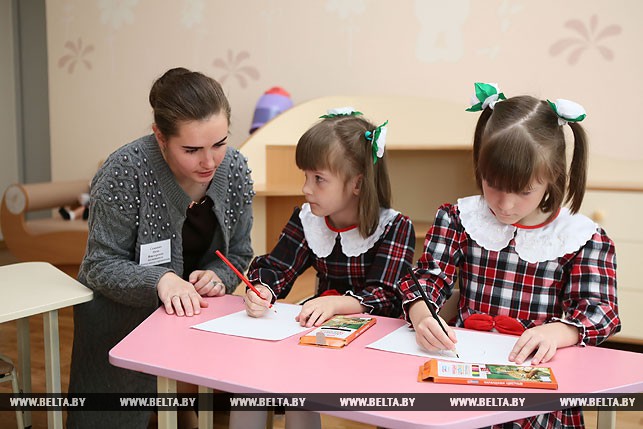 Воспитатель Инна Семашко с сестрами-близнецами Викой и Вероникой Каратай