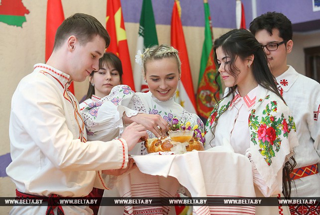 Георгий Повелица и Вероника Супрунюк во время демонстрации фрагмента белорусского свадебного обряда