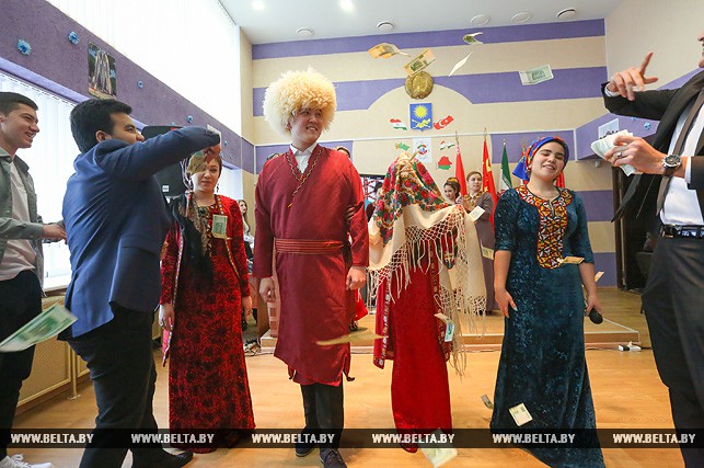 Во время демонстрации фрагмента туркменского свадебного обряда