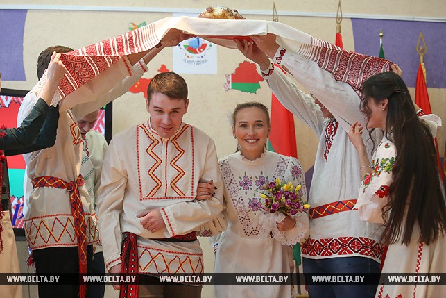 Георгий Повелица и Вероника Супрунюк во время демонстрации фрагмента белорусского свадебного обряда