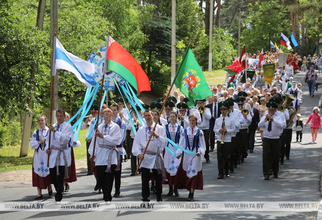 Торжественное шествие участников из центра города до лесопарка "Леснічоўка"