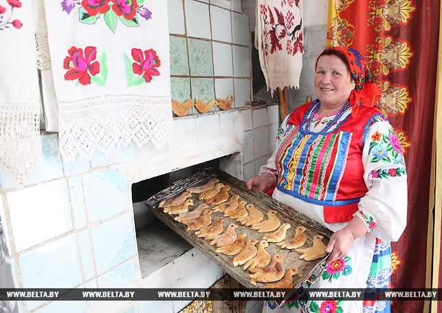 Надежда Дрыневская печет из теста, сделанного по древнему рецепту, "чырачкі" - печенье в форме птичек.