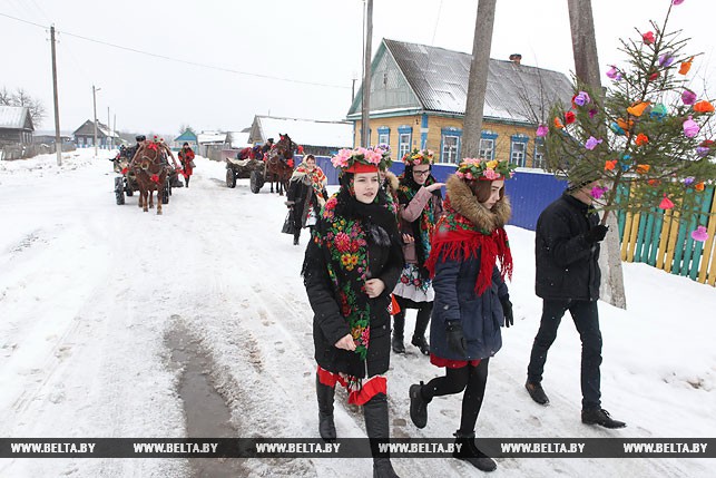 Участники обряда отправляются на Черницовскую гору за деревней. По дороге поют народные песни.
