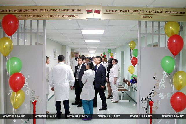 Во время открытия Центра традиционной китайской медицины