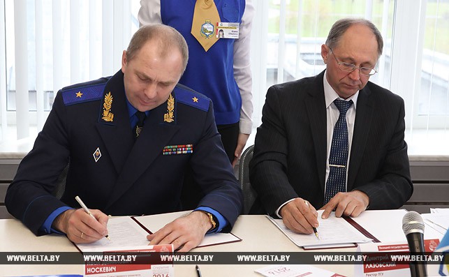 Соглашение подписывают председатель Следственного комитета Иван Носкевич и ректор Полоцкого госуниверситета Дмитрий Лазовский.