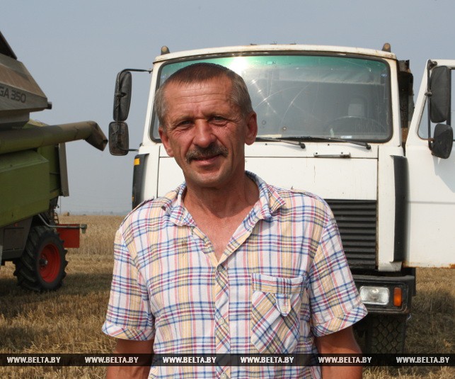 Леонид Анисов, из ОАО "Заболотский" водитель по отвозке зерна на МАЗ-555102 перевез 1176 тонны