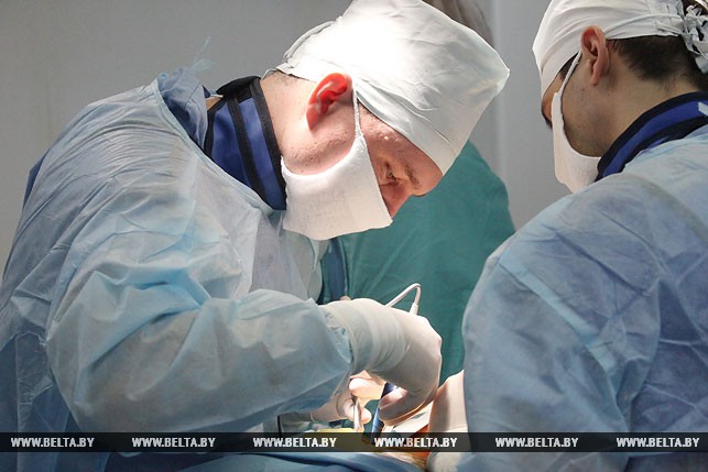 Хирург Василий Гуринович во время проведения операции
