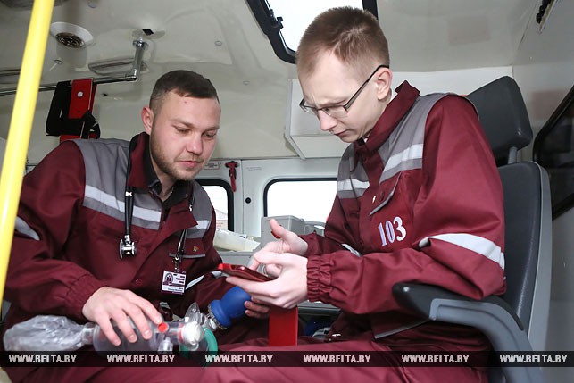 Врач выездной специализированной педиатрической бригады скорой помощи Александр Доста и фельдшер станции Андрей Белобокий.