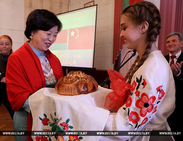 Хлебом-солью встречали заместителя директора Пекинского международного института китайского языка Гуй Фань