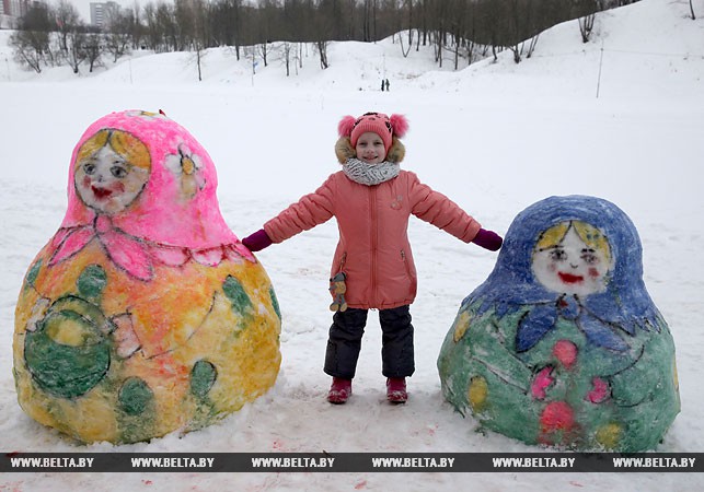 Валерия Лясович с снежными матрешками