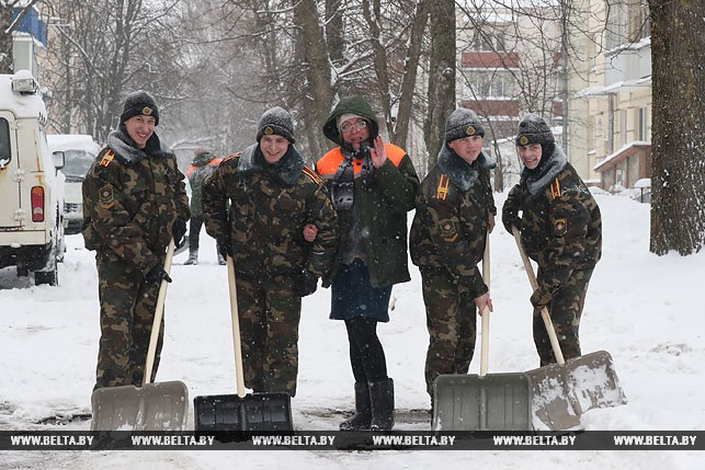 Мастер ЖЭСА N 31 Татьяна Самусева с курсантами военной академии.