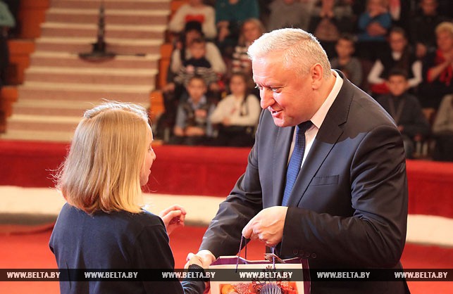 Председатель Гомельского облисполкома Владимир Дворник награждает Диану Бобыр