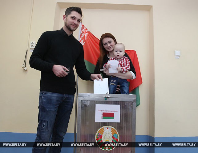 Сергей и Ольга Авечкины с сыном Егором на участке для голосования №5 в Витебске.
