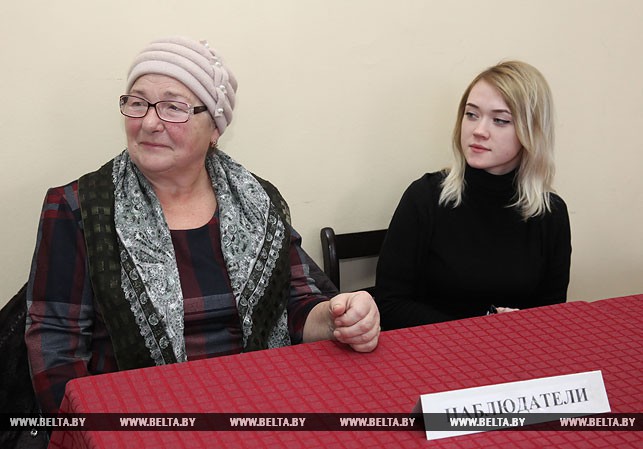 На участке для голосования №5 в Витебске наблюдатели от БРСМ Елизавета Штурханева и от совета ветеранов Ольга Лущинская.