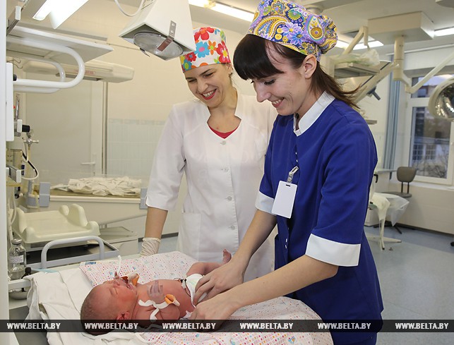 Врач – акушер-гинеколог Наталья Алисеенко и медсестра отделения новорожденных Светлана Хамцова с первенцем 2018 года
