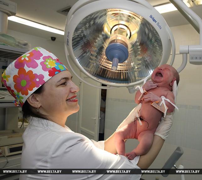 Врач - акушер-гинеколог Наталья Алисеенко с новорожденной девочкой, которая появилась под бой курантов