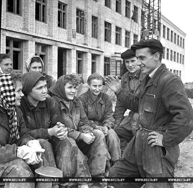 Бригада одного из лучших строителей Солигорска Жибуль на строительстве жилого дома. Сентябрь 1959 года
