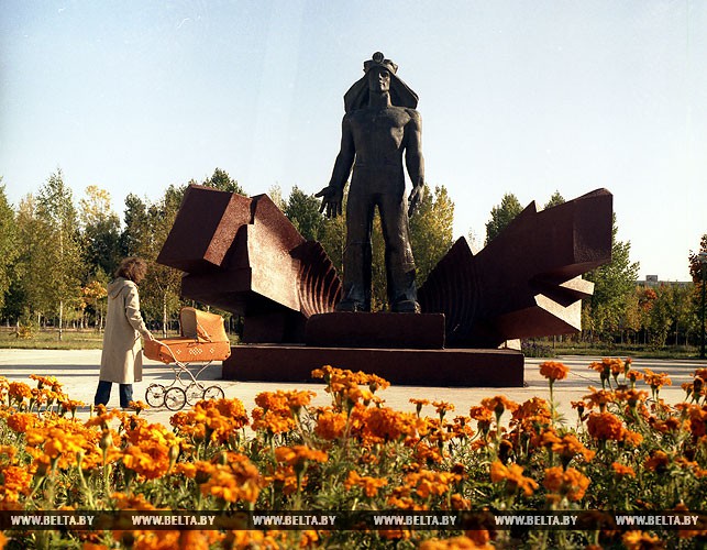 Памятник шахтерам в центре Солигорска. Сентябрь 1987 года