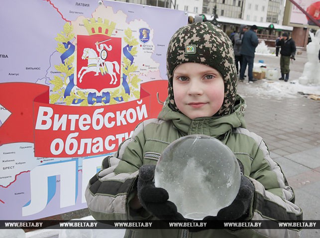 Ледяной шар в руках ученика СШ№2 Руслана Фалчана.