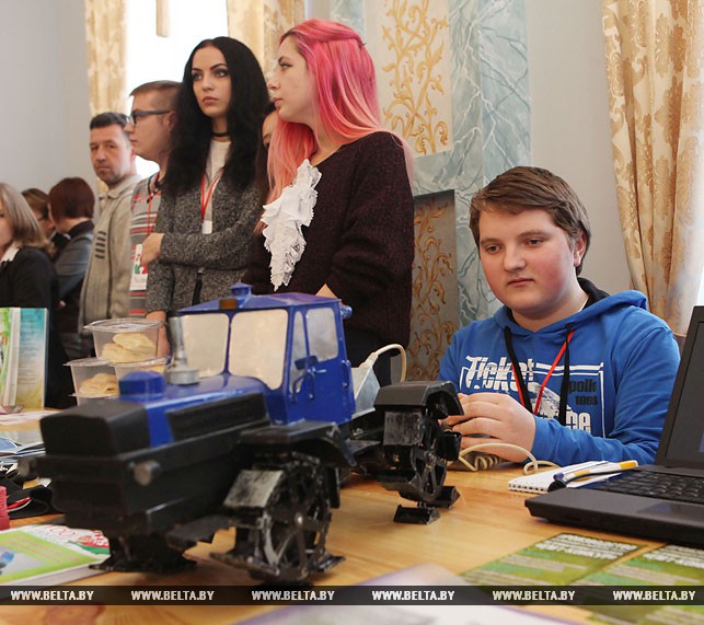 Ученик 10-го класса гимназии Глусска Иван Буевский продемонстрировал опытную модель шагающего трактора Т-150К.