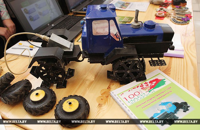 Ученик 10-го класса гимназии Глусска Иван Буевский продемонстрировал опытную модель шагающего трактора Т-150К.