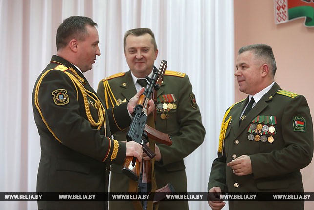 Командующий войсками Западного оперативного командования генерал-майор Виктор Хренин передал училищу два автомата и пистолет.