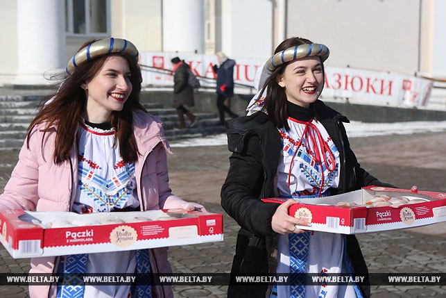 Не с пустыми руками в Гродно приехали делегации из польских Белостока и Августова. Ремесленников и гостей ярмарки поляки угощали вкусными домашними пончиками.