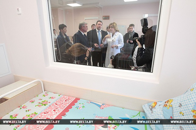 Министр здравоохранения Валерий Малашко и председатель Мингорисполкома Андрей Шорец знакомятся с новым лечебным корпусом