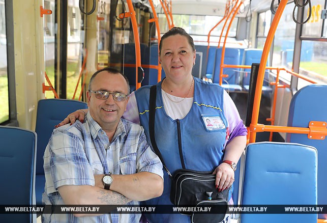 Виктор Евсюков и его жена кондуктор Елена работают вместе на новом троллейбусе.