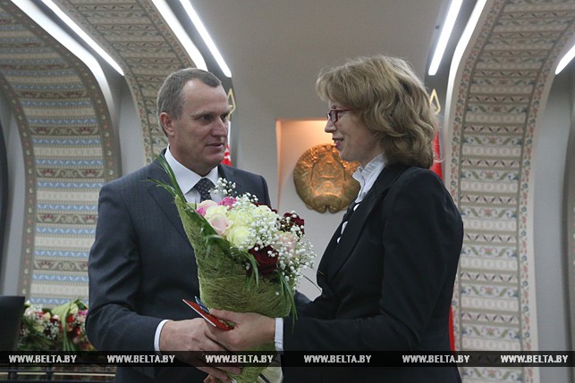 Председатель Миноблисполкома Анатолий Исаченко вручает награду Светлане Орловской
