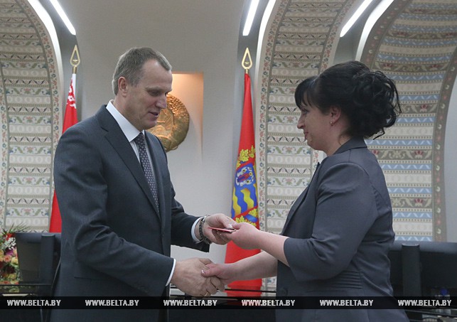 Председатель Миноблисполкома Анатолий Исаченко вручает награду Анастасии Борковской