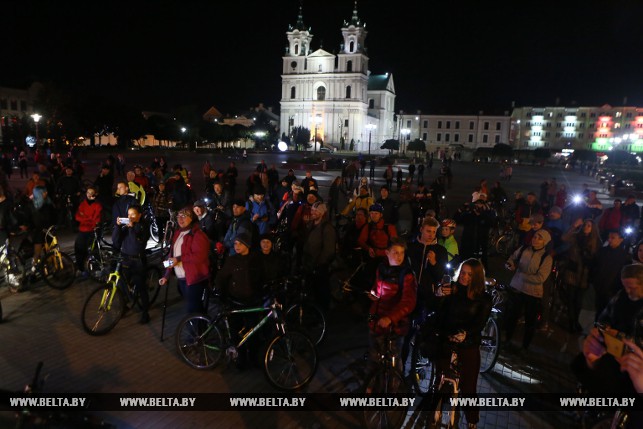 Около 300 велосипедистов приняли участие в светящемся велопробеге