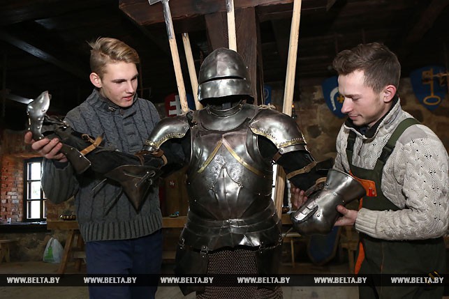 Евгений Жигало и Артур Чернюк устанавливают макет рыцаря
